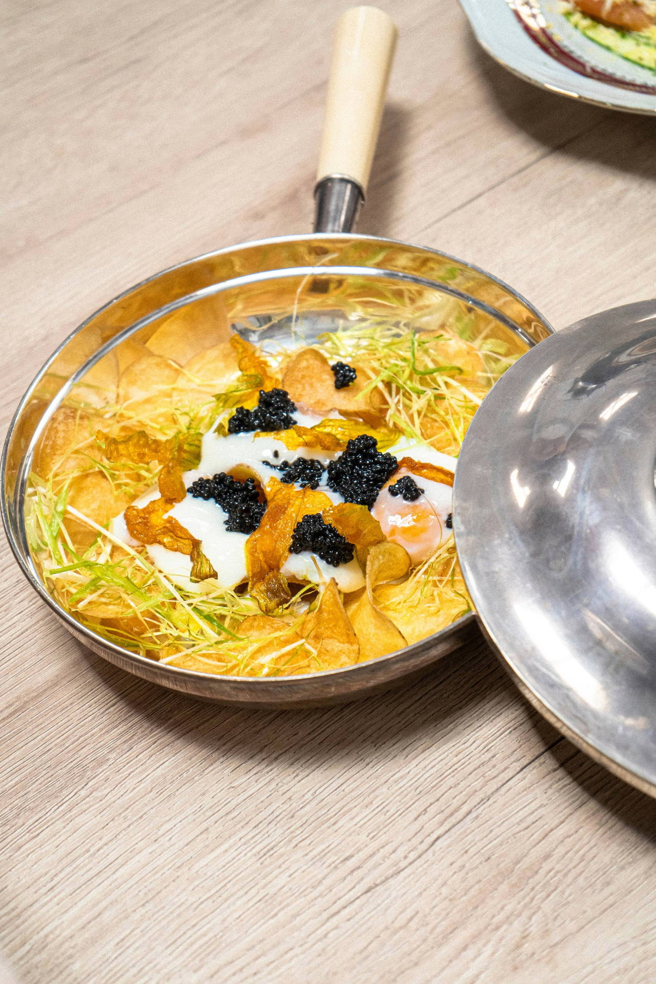 Huevos a baja temperatura con patatas fritas y caviar